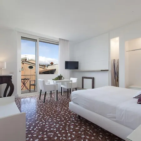 Sorrento Apartments *